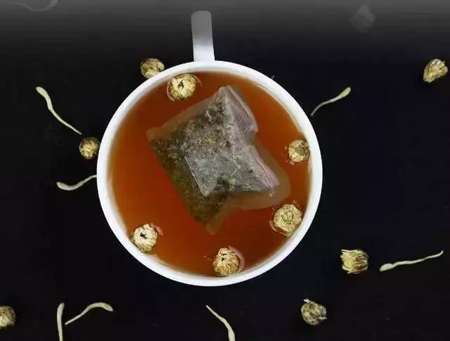 肝不好,睡覺時,會有這4種跡象,你若占1個,說明你「肝功能」已經很差了!