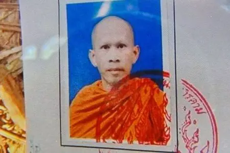 慘遭象群活活踩死升天,屍體也被大象踩得變形粉碎。