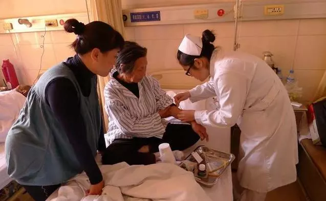 老人垂死,女兒不管,兒媳照顧,臨死前留下債務讓兒媳暴富!