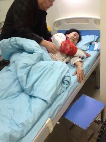 老人垂死,女兒不管,兒媳照顧,臨死前留下債務讓兒媳暴富!