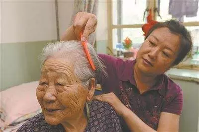 老人垂死,女兒不管,兒媳照顧,臨死前留下債務讓兒媳暴富!