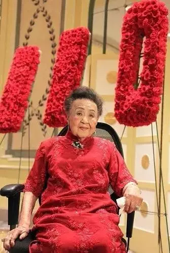 她兩次喪夫,98歲患癌,卻仍然愛美穿高跟鞋、畫紅妝、噴香水,現在111歲的她變成這樣......
