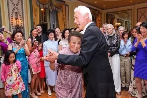 她兩次喪夫,98歲患癌,卻仍然愛美穿高跟鞋、畫紅妝、噴香水,現在111歲的她變成這樣......
