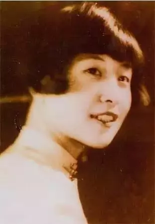 她兩次喪夫,98歲患癌,卻仍然愛美穿高跟鞋、畫紅妝、噴香水,現在111歲的她變成這樣......