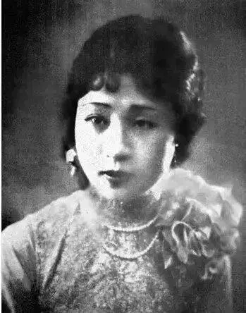 她兩次喪夫,98歲患癌,卻仍然愛美穿高跟鞋、畫紅妝、噴香水,現在111歲的她變成這樣......