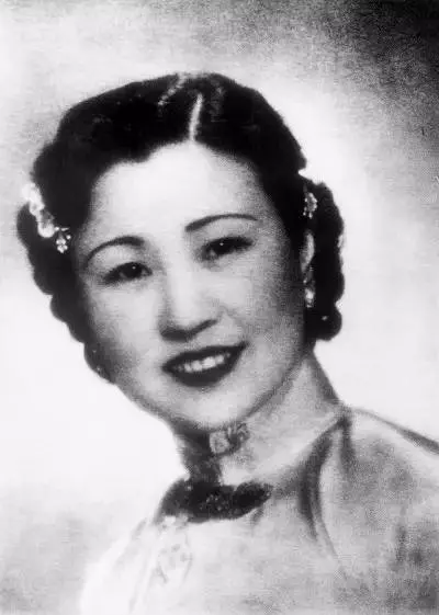她兩次喪夫,98歲患癌,卻仍然愛美穿高跟鞋、畫紅妝、噴香水,現在111歲的她變成這樣......