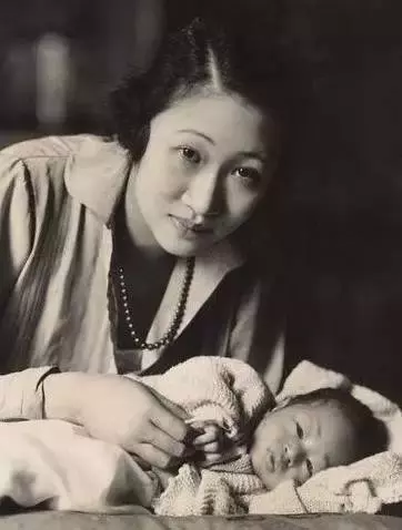 她兩次喪夫,98歲患癌,卻仍然愛美穿高跟鞋、畫紅妝、噴香水,現在111歲的她變成這樣......