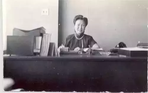 她兩次喪夫,98歲患癌,卻仍然愛美穿高跟鞋、畫紅妝、噴香水,現在111歲的她變成這樣......