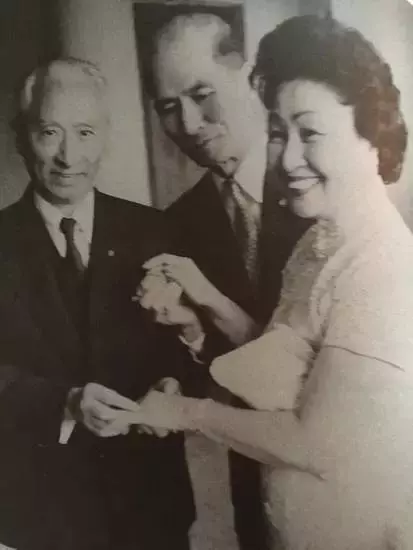 她兩次喪夫,98歲患癌,卻仍然愛美穿高跟鞋、畫紅妝、噴香水,現在111歲的她變成這樣......