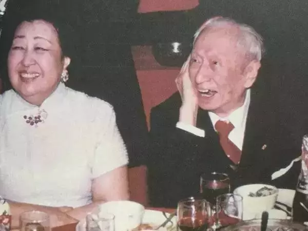 她兩次喪夫,98歲患癌,卻仍然愛美穿高跟鞋、畫紅妝、噴香水,現在111歲的她變成這樣......