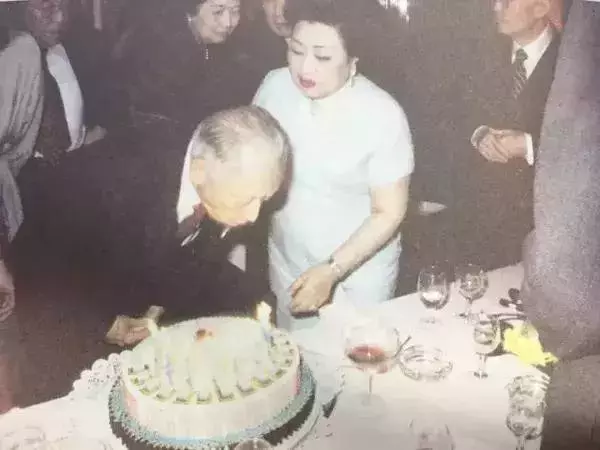 她兩次喪夫,98歲患癌,卻仍然愛美穿高跟鞋、畫紅妝、噴香水,現在111歲的她變成這樣......