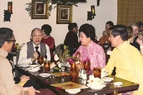 她兩次喪夫,98歲患癌,卻仍然愛美穿高跟鞋、畫紅妝、噴香水,現在111歲的她變成這樣......