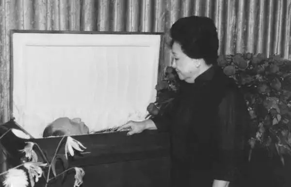 她兩次喪夫,98歲患癌,卻仍然愛美穿高跟鞋、畫紅妝、噴香水,現在111歲的她變成這樣......