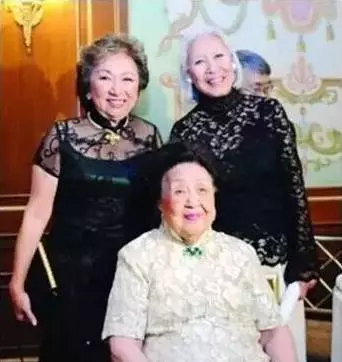 她兩次喪夫,98歲患癌,卻仍然愛美穿高跟鞋、畫紅妝、噴香水,現在111歲的她變成這樣......