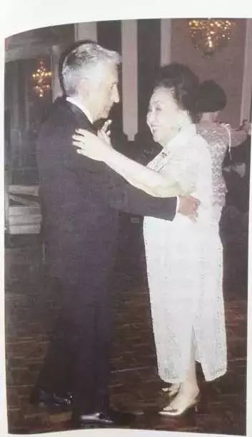她兩次喪夫,98歲患癌,卻仍然愛美穿高跟鞋、畫紅妝、噴香水,現在111歲的她變成這樣......