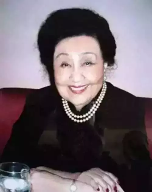 她兩次喪夫,98歲患癌,卻仍然愛美穿高跟鞋、畫紅妝、噴香水,現在111歲的她變成這樣......