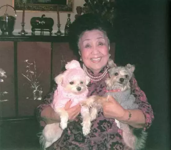她兩次喪夫,98歲患癌,卻仍然愛美穿高跟鞋、畫紅妝、噴香水,現在111歲的她變成這樣......