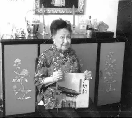 她兩次喪夫,98歲患癌,卻仍然愛美穿高跟鞋、畫紅妝、噴香水,現在111歲的她變成這樣......