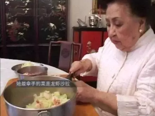 她兩次喪夫,98歲患癌,卻仍然愛美穿高跟鞋、畫紅妝、噴香水,現在111歲的她變成這樣......