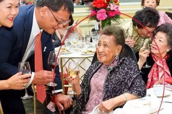 她兩次喪夫,98歲患癌,卻仍然愛美穿高跟鞋、畫紅妝、噴香水,現在111歲的她變成這樣......