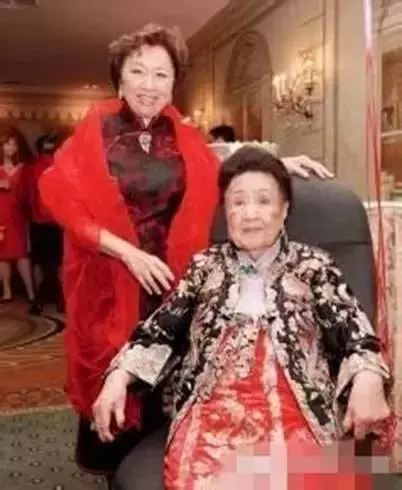她兩次喪夫,98歲患癌,卻仍然愛美穿高跟鞋、畫紅妝、噴香水,現在111歲的她變成這樣......