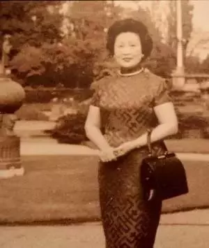 她兩次喪夫,98歲患癌,卻仍然愛美穿高跟鞋、畫紅妝、噴香水,現在111歲的她變成這樣......