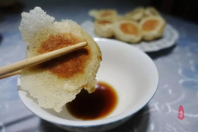 皮薄面軟,底部酥脆,酸菜配油渣,獨特餡香,令人想起久遠的味道