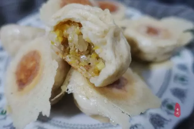 皮薄面軟,底部酥脆,酸菜配油渣,獨特餡香,令人想起久遠的味道