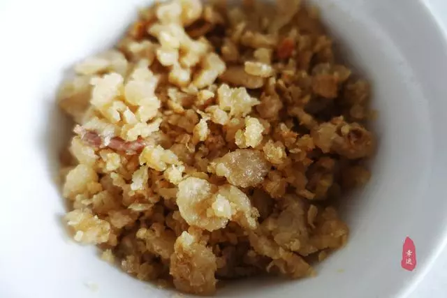 皮薄面軟,底部酥脆,酸菜配油渣,獨特餡香,令人想起久遠的味道