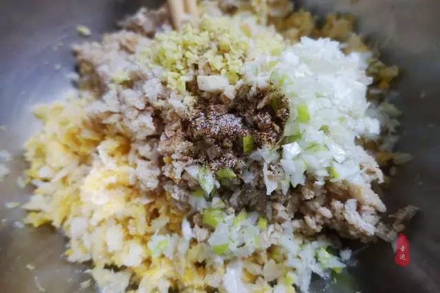 皮薄面軟,底部酥脆,酸菜配油渣,獨特餡香,令人想起久遠的味道