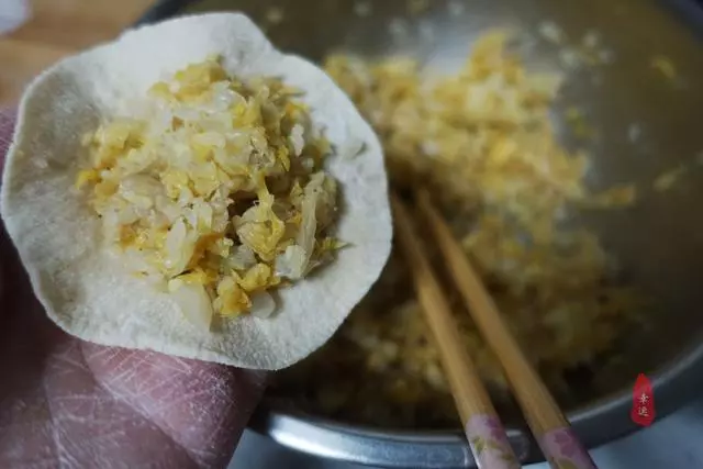皮薄面軟,底部酥脆,酸菜配油渣,獨特餡香,令人想起久遠的味道