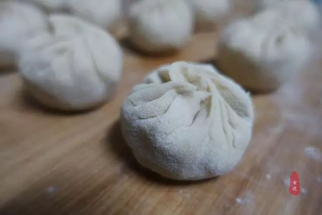 皮薄面軟,底部酥脆,酸菜配油渣,獨特餡香,令人想起久遠的味道