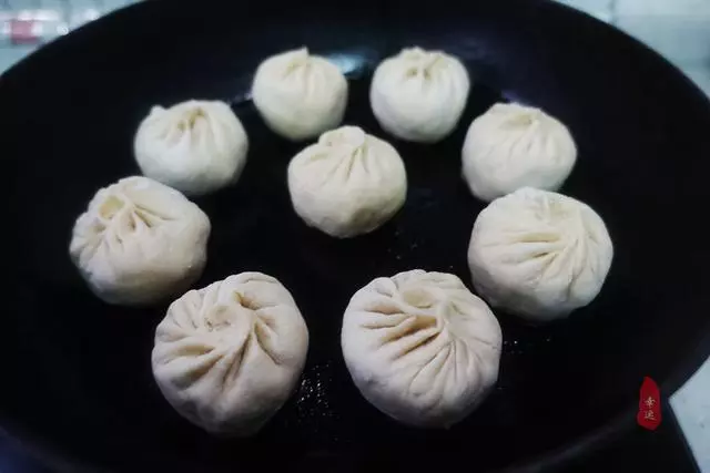 皮薄面軟,底部酥脆,酸菜配油渣,獨特餡香,令人想起久遠的味道