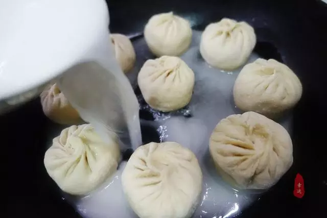 皮薄面軟,底部酥脆,酸菜配油渣,獨特餡香,令人想起久遠的味道