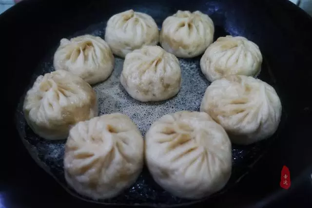 皮薄面軟,底部酥脆,酸菜配油渣,獨特餡香,令人想起久遠的味道