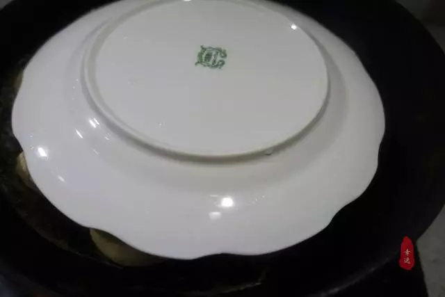 皮薄面軟,底部酥脆,酸菜配油渣,獨特餡香,令人想起久遠的味道