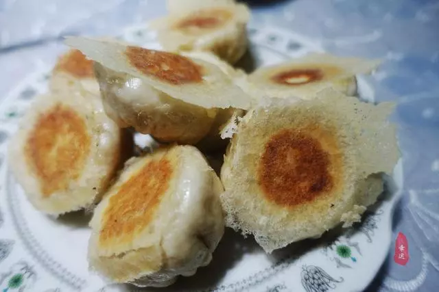皮薄面軟,底部酥脆,酸菜配油渣,獨特餡香,令人想起久遠的味道
