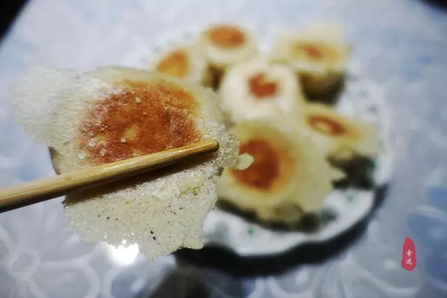 皮薄面軟,底部酥脆,酸菜配油渣,獨特餡香,令人想起久遠的味道