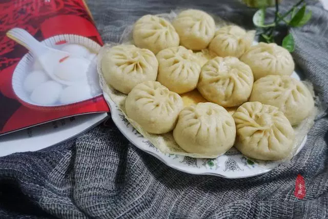 皮薄面軟,底部酥脆,酸菜配油渣,獨特餡香,令人想起久遠的味道