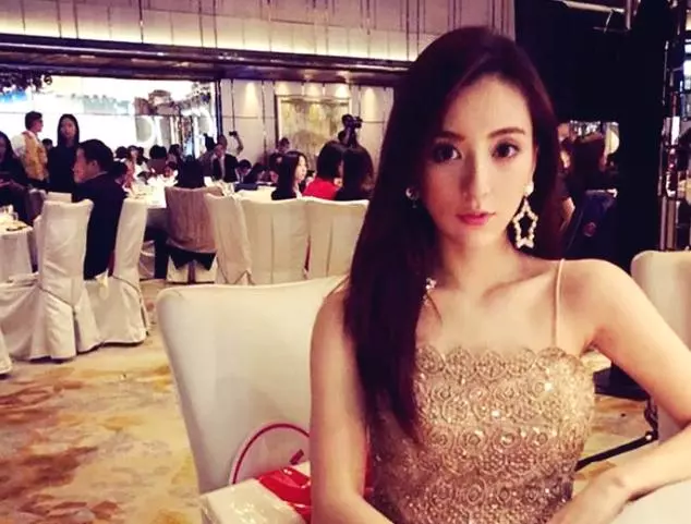 方媛挺孕肚與閨蜜聚會,四個姐妹「一張臉」,天下網紅真假難辨?