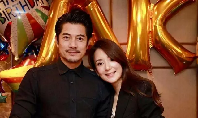 方媛挺孕肚與閨蜜聚會,四個姐妹「一張臉」,天下網紅真假難辨?