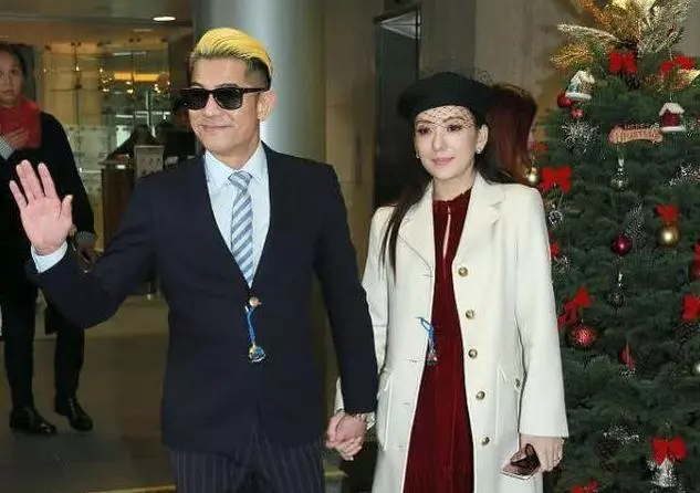 方媛挺孕肚與閨蜜聚會,四個姐妹「一張臉」,天下網紅真假難辨?