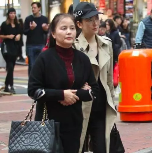 方媛挺孕肚與閨蜜聚會,四個姐妹「一張臉」,天下網紅真假難辨?