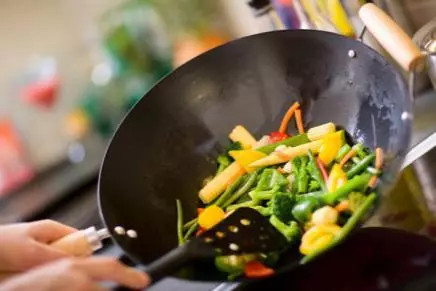 5種隔夜菜最好扔掉!原來,營養專家這樣處理剩飯剩菜