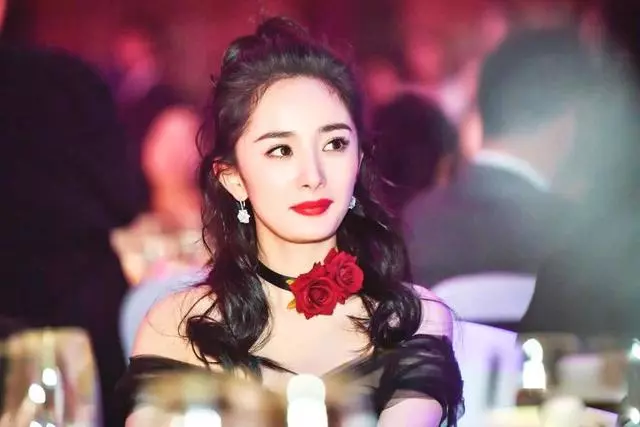 楊冪17歲舊照流出,被49歲成龍摟在懷,模樣與如今大不同!