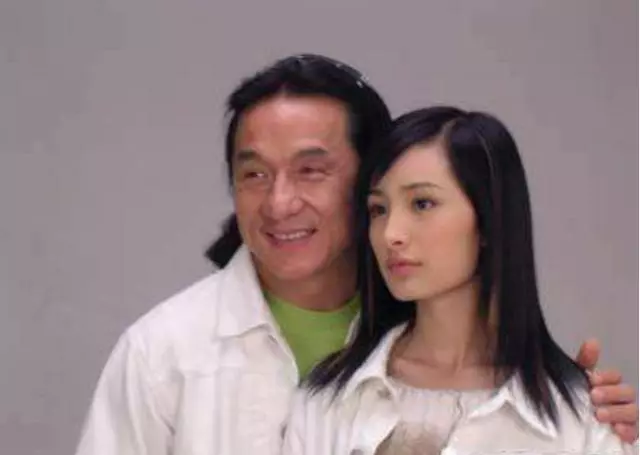 楊冪17歲舊照流出,被49歲成龍摟在懷,模樣與如今大不同!