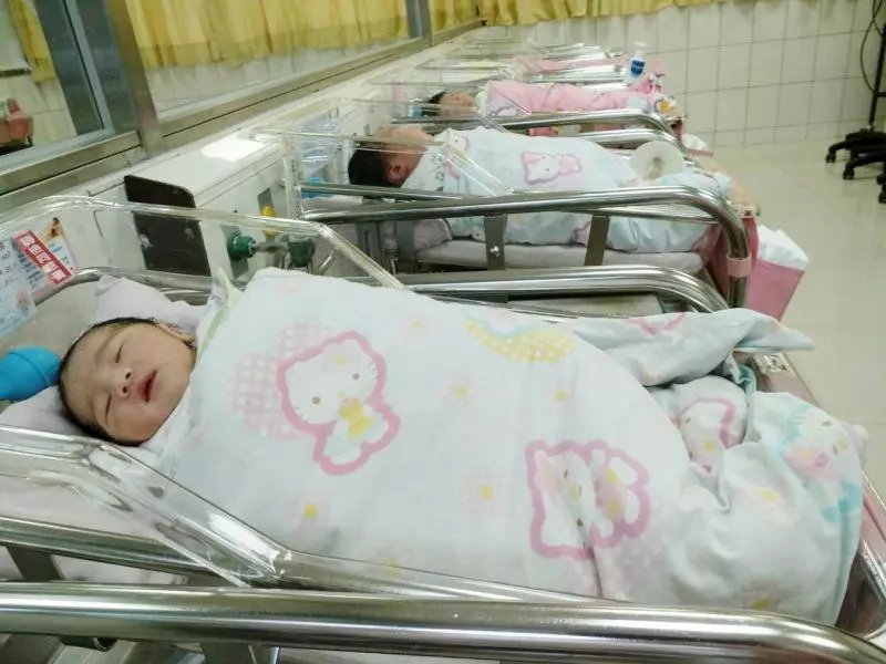 放寬了!只要撫育2名未滿3歲子女 父母可同時請育嬰假