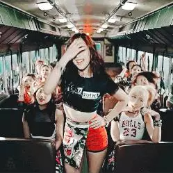 [TWICE][分享]190221 旅個遊都像拍畫報一樣粉絲夏威夷偶遇MINA