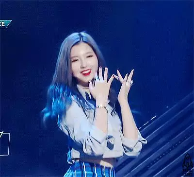[TWICE][分享]190221 旅個遊都像拍畫報一樣粉絲夏威夷偶遇MINA