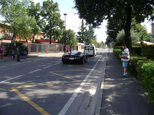 全球唯一一個,汽車比人多的國家,沒紅綠燈,而且還沒機場